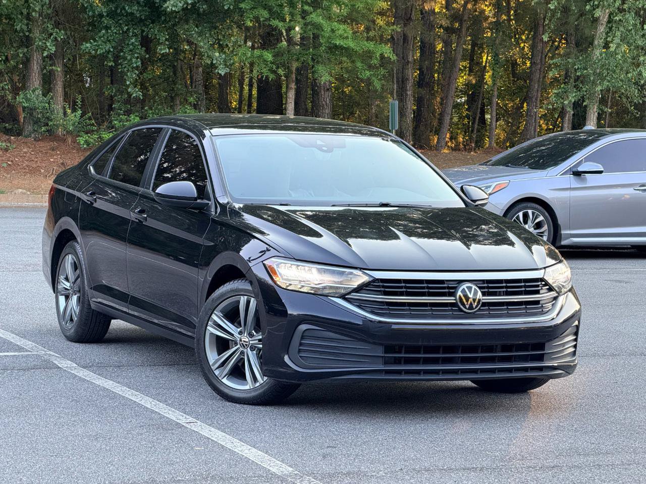 Used 2022 Volkswagen Jetta SE w/ Panoramic Sunroof Package FWD image 3