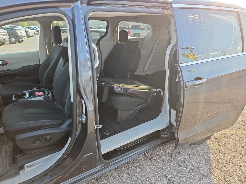 Used 2018 Chrysler Pacifica Touring Plus w/ Tire & Wheel Group FWD image 28