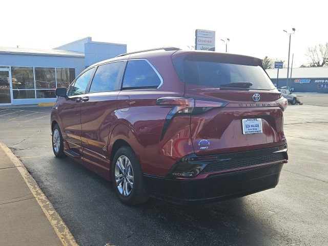 Used 2023 Toyota Sienna XSE w/ XSE Plus Package image 8