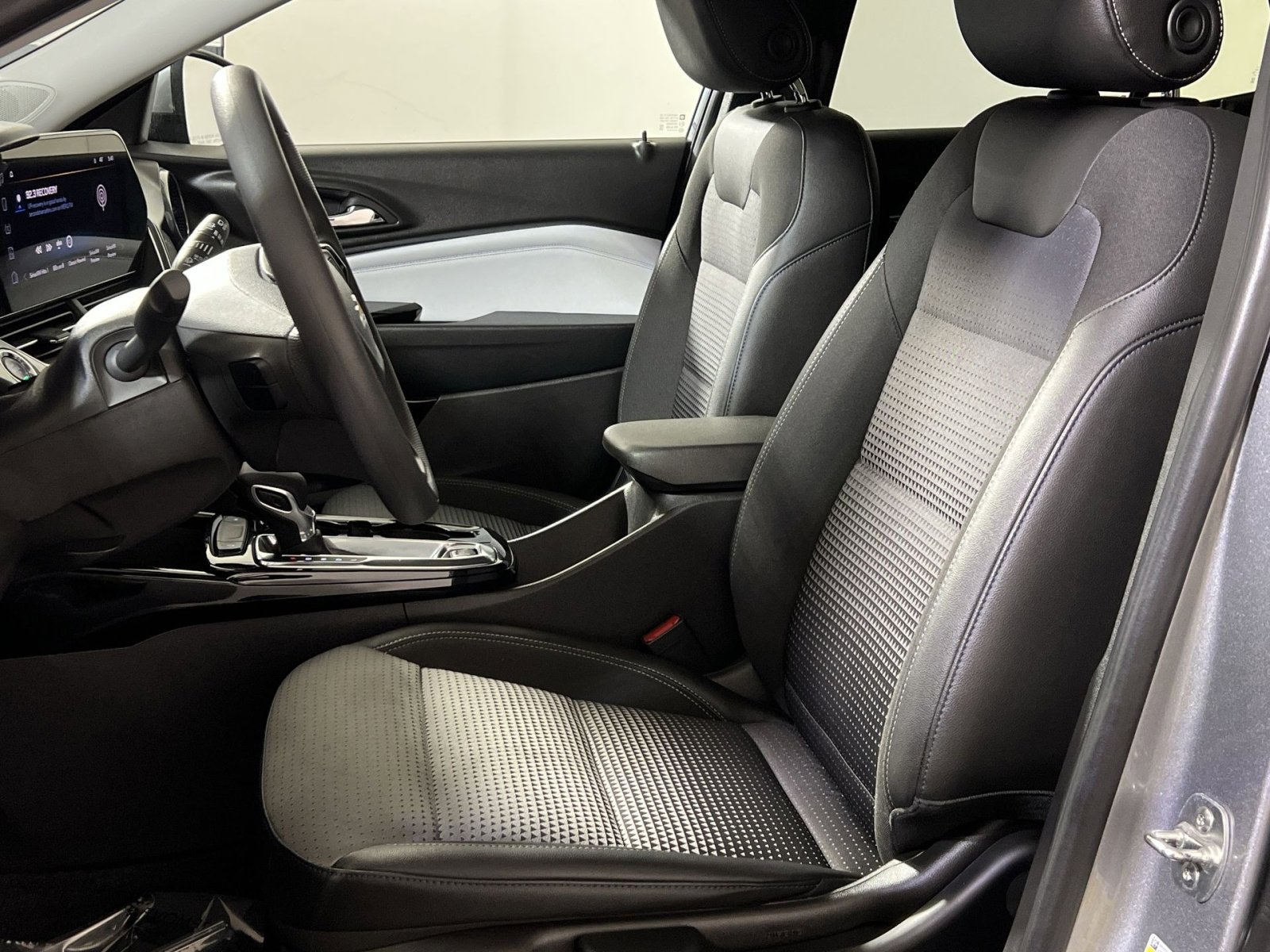 Used 2025 Chevrolet Trax LT image 11