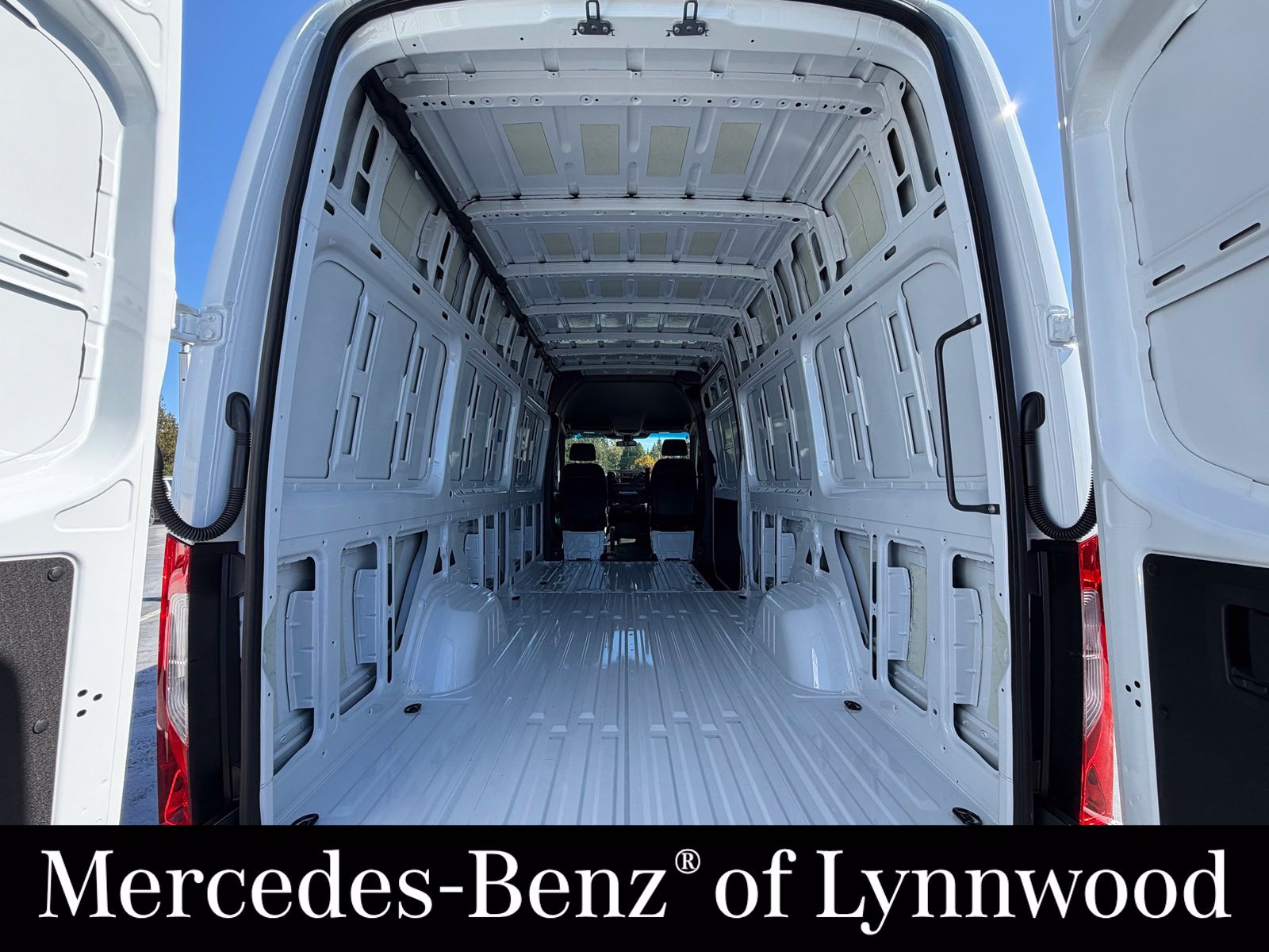 Used 2025 Mercedes-Benz Sprinter 2500 image 11