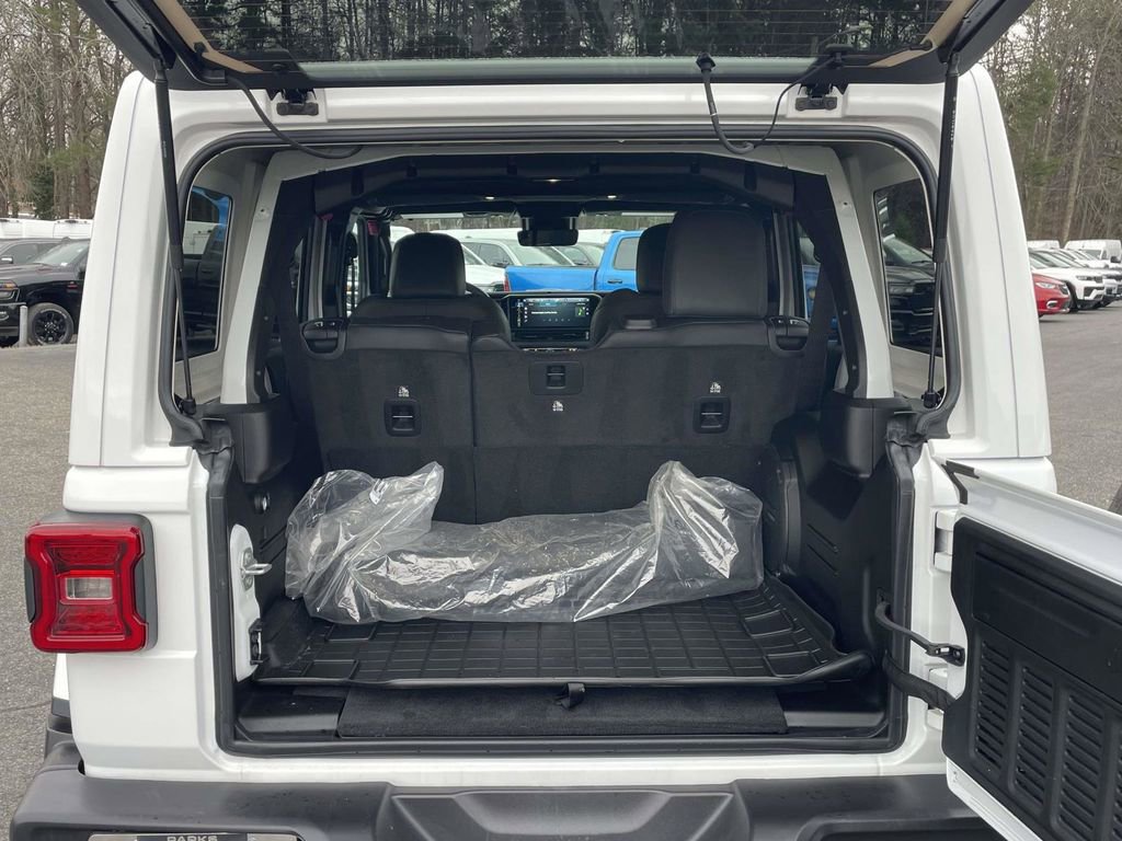 Certified 2025 Jeep Wrangler Sahara image 40