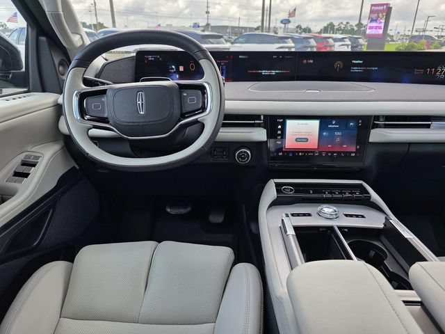 Used 2025 Lincoln Navigator Reserve AWD/4WD image 7