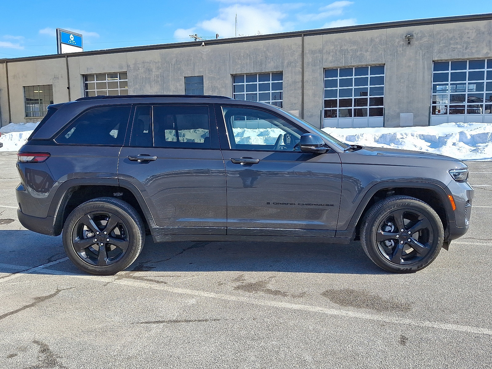 Used 2023 Jeep Grand Cherokee Altitude AWD/4WD image 8