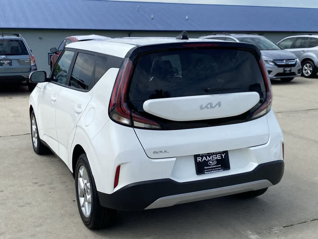 Used 2023 Kia Soul LX w/ LX Technology Package FWD image 4