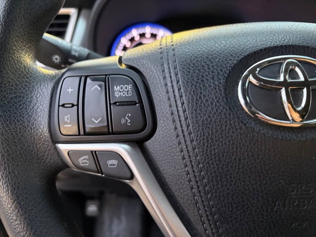 Used 2015 Toyota Highlander LE image 28