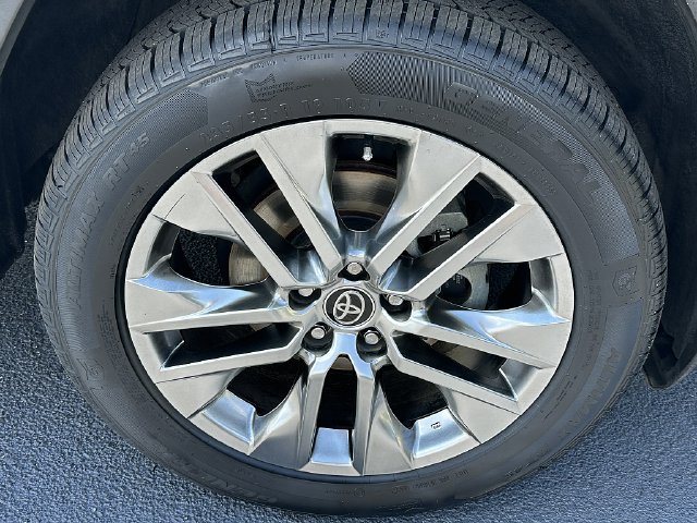Used 2021 Toyota RAV4 XLE Premium FWD image 9