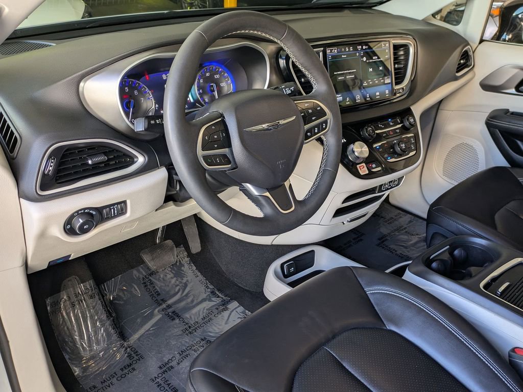 Used 2024 Chrysler Pacifica Touring-L image 14