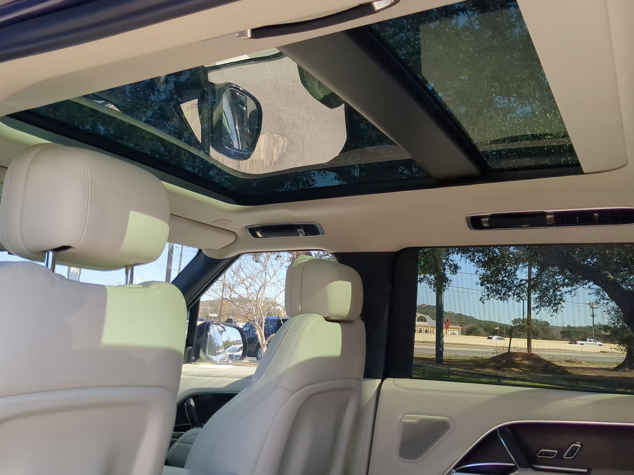 Used 2023 Land Rover Range Rover Long Wheelbase SE image 21