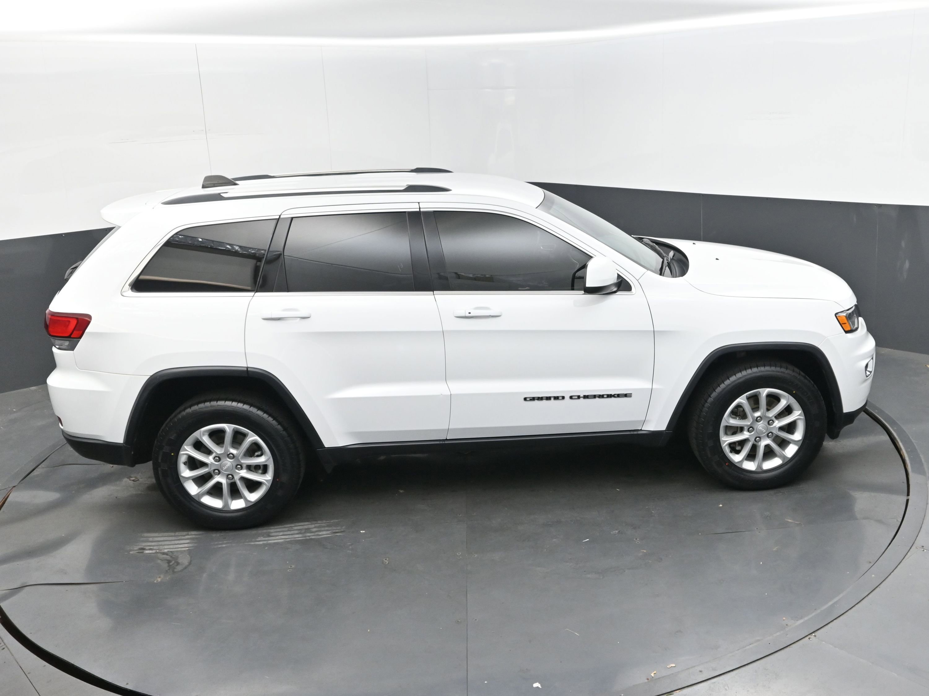 Used 2021 Jeep Grand Cherokee Laredo image 37