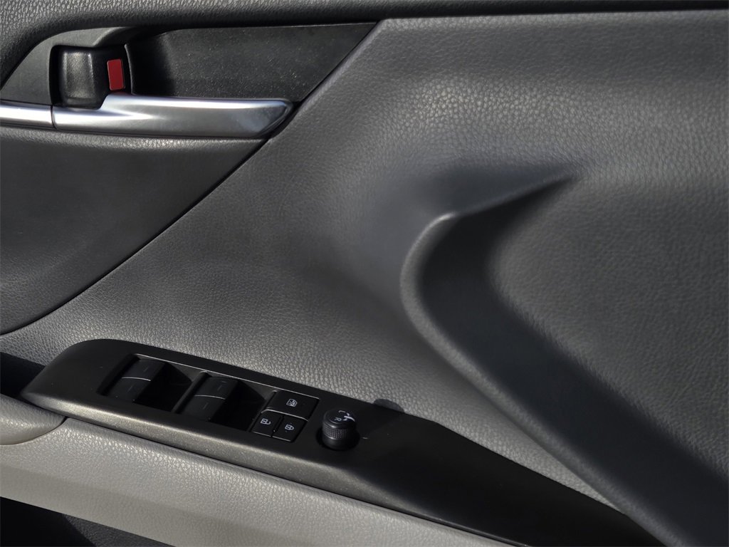 Used 2024 Toyota Camry SE image 17