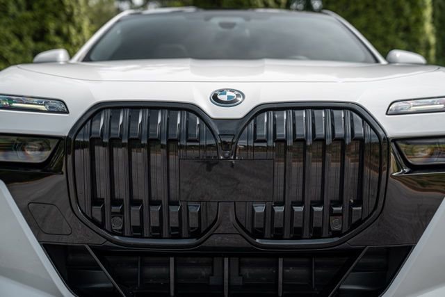 Used 2023 BMW i7 xDrive60 w/ Executive Package 2 AWD/4WD image 17