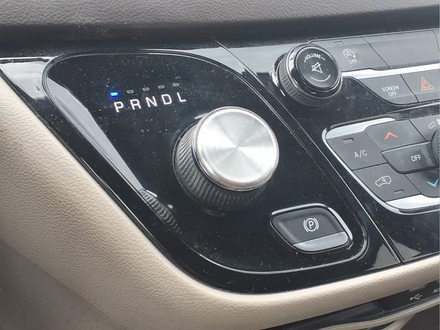 Used 2017 Chrysler Pacifica Touring w/ Tire & Wheel Group FWD image 11