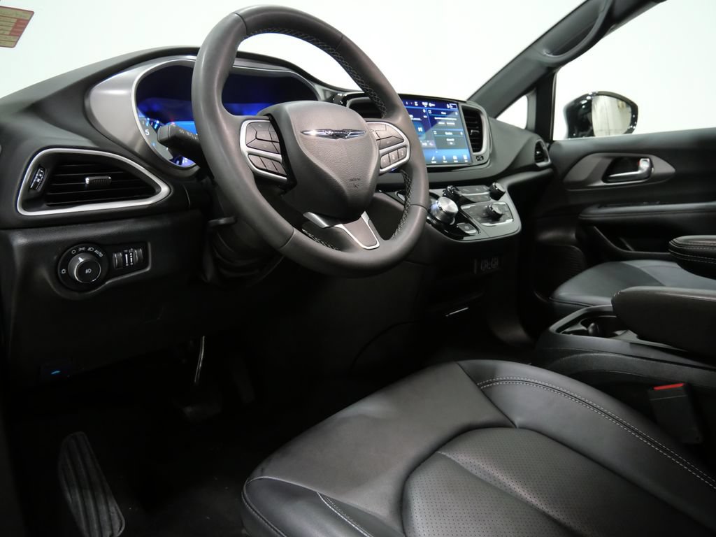 Used 2025 Chrysler Pacifica Select FWD image 11