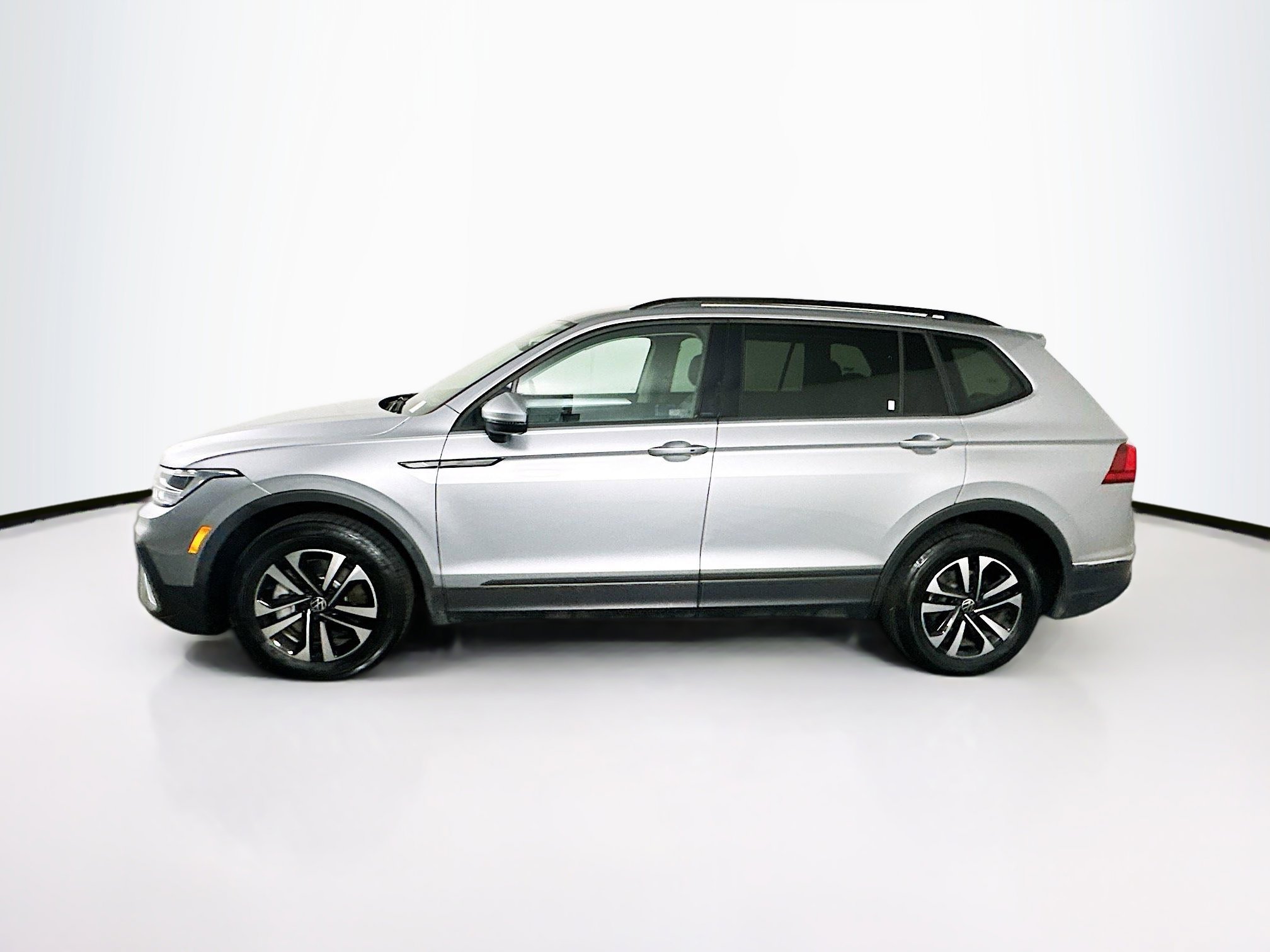 Used 2024 Volkswagen Tiguan S image 4
