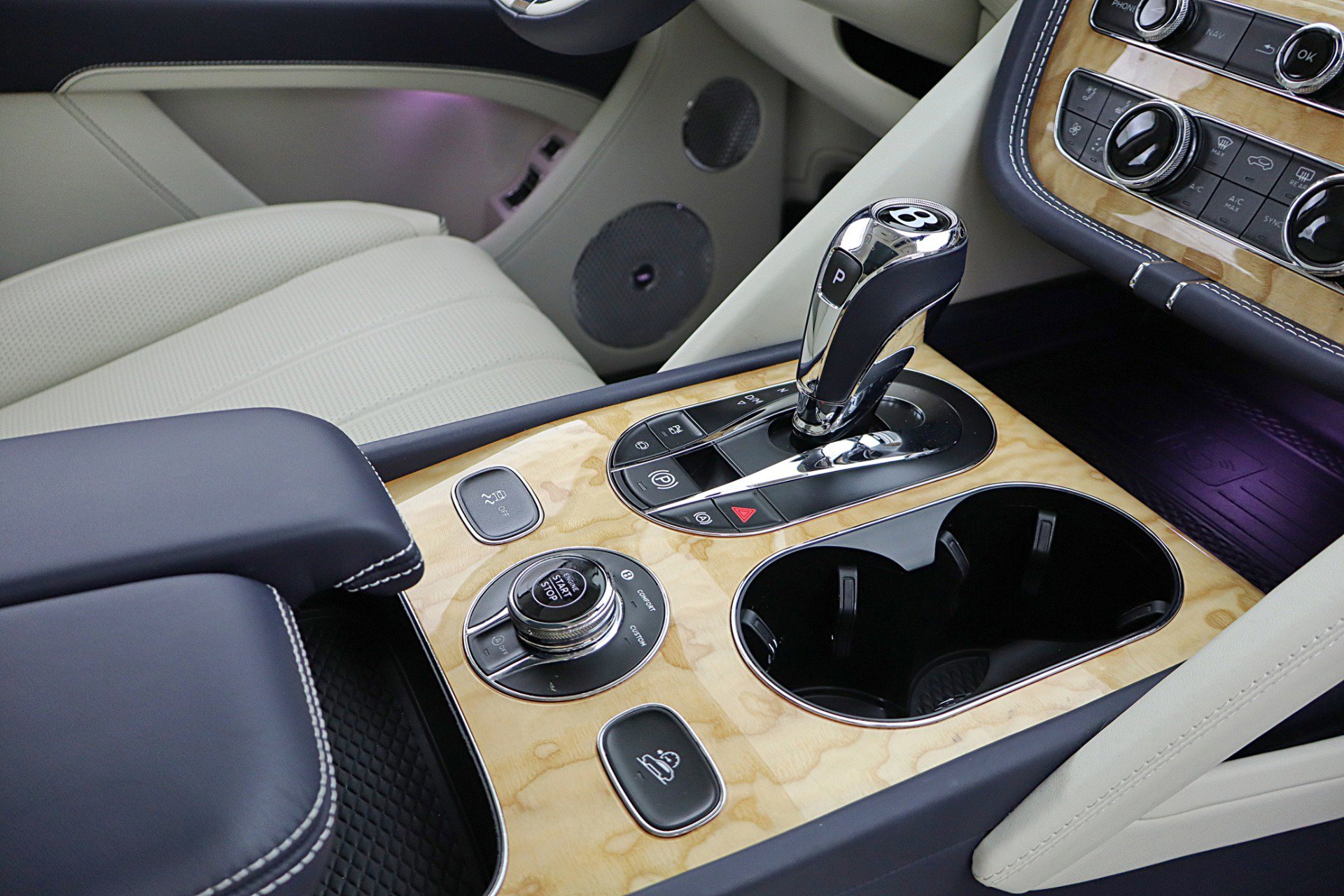 Used 2024 Bentley Bentayga image 42