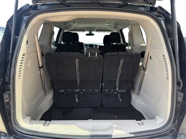 Used 2022 Chrysler Voyager LX image 28