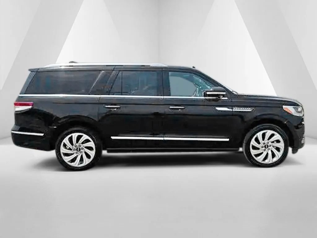 Used 2023 Lincoln Navigator L Reserve AWD/4WD image 8