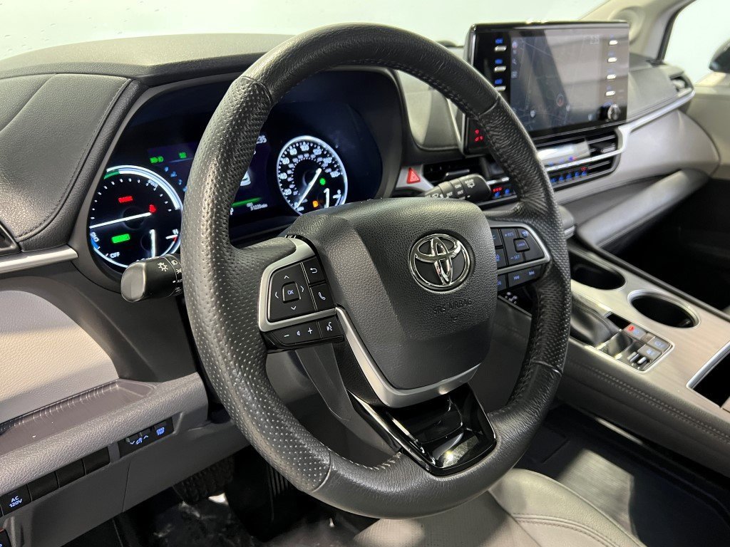 Used 2023 Toyota Sienna Limited image 33