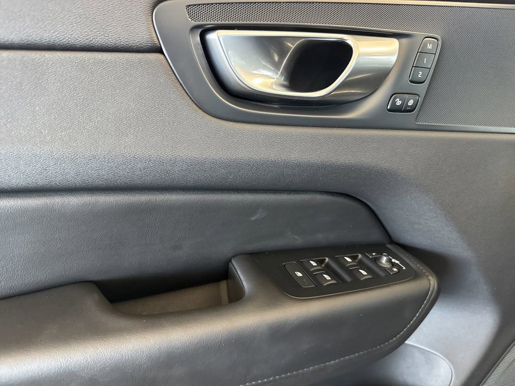 Certified 2025 Volvo XC60 B5 Core image 10