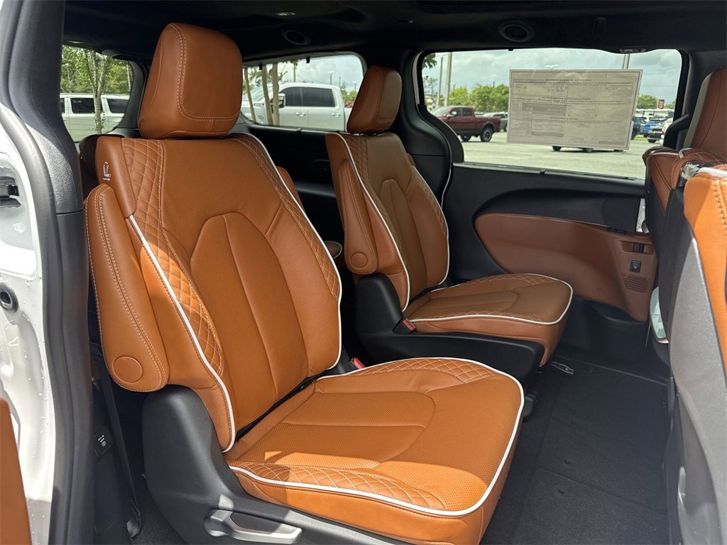 New 2025 Chrysler Pacifica Pinnacle image 27