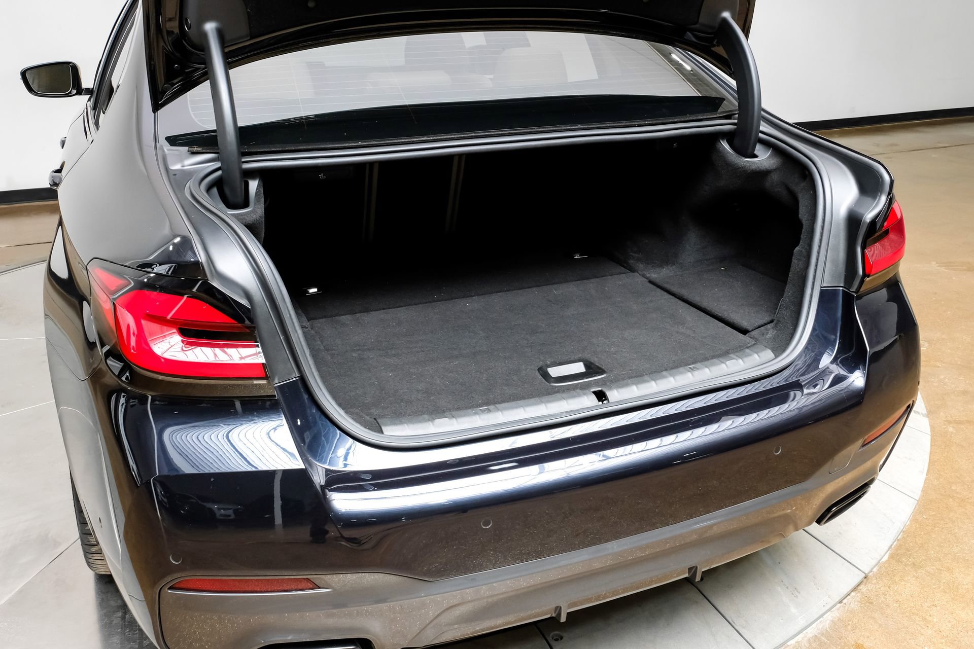 Used 2023 BMW 530e w/ M Sport Package image 53