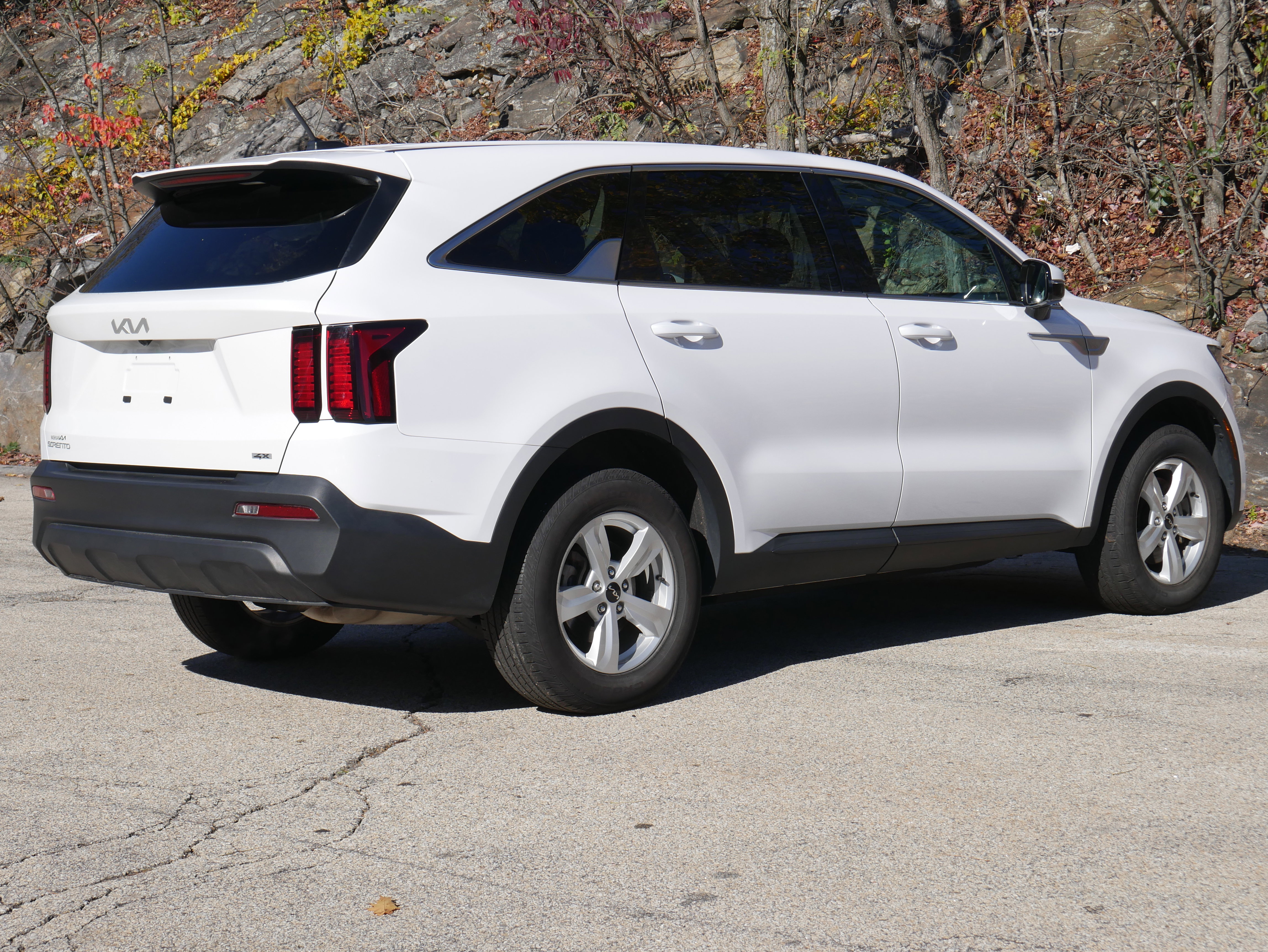 Used 2023 Kia Sorento LX image 6