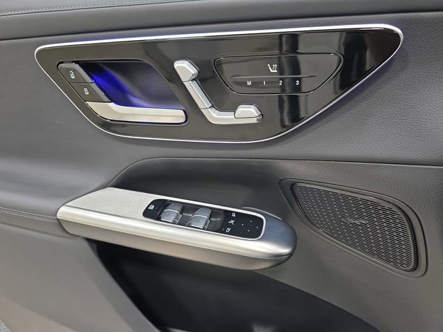 Used 2025 Mercedes-Benz GLC 300 4MATIC image 28