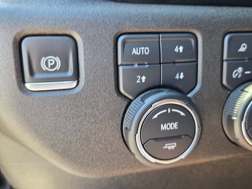 Used 2025 Chevrolet Silverado 2500 LTZ AWD/4WD image 32