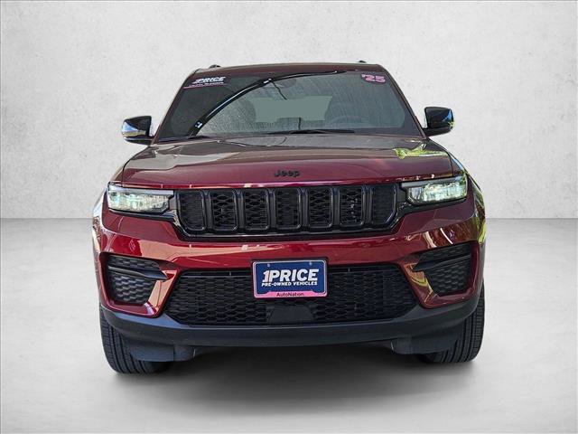 Used 2025 Jeep Grand Cherokee Altitude RWD image 2