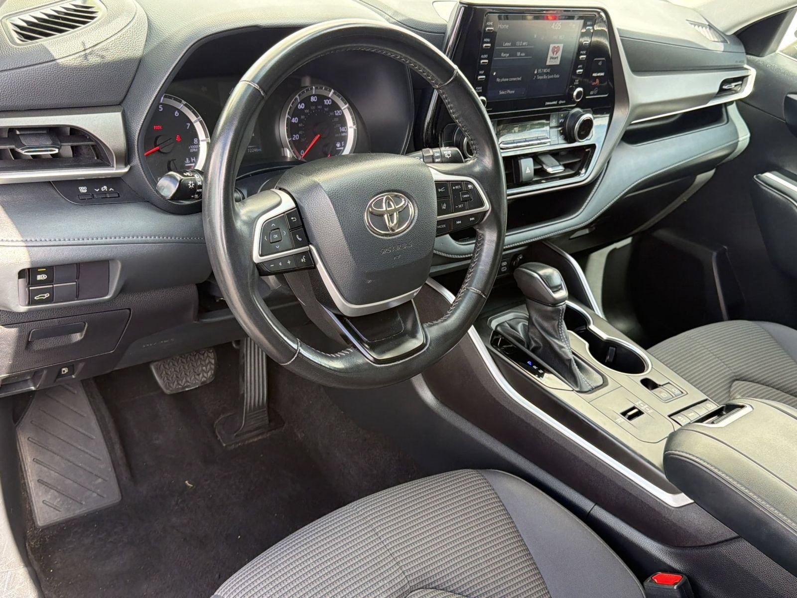 Used 2022 Toyota Highlander LE FWD image 4