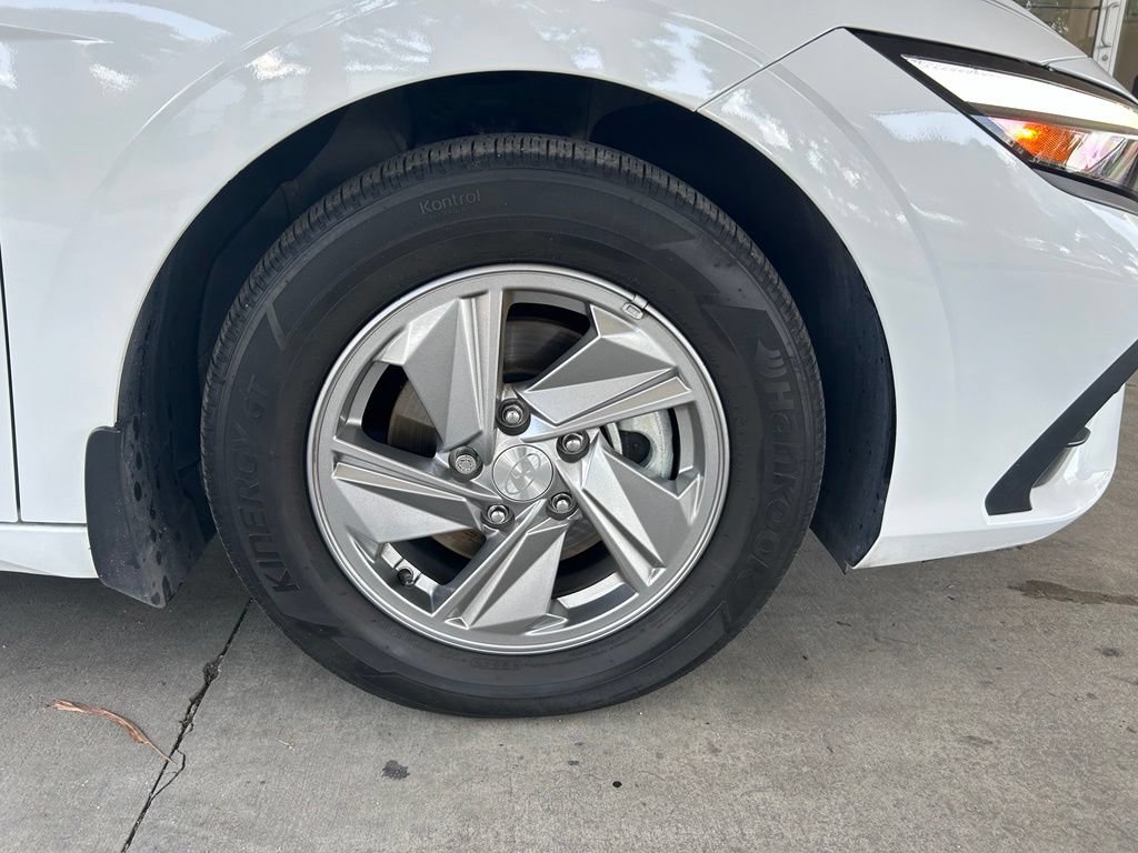 Used 2025 Hyundai Elantra SE FWD image 17