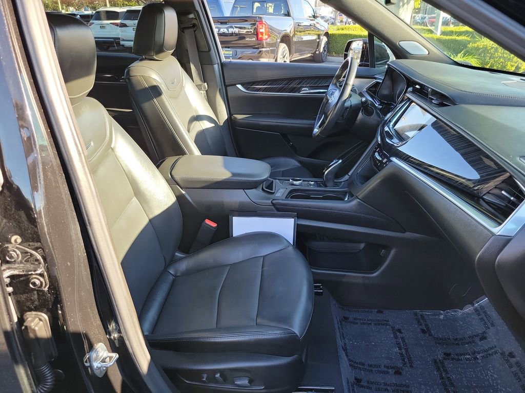 Used 2025 Cadillac XT6 Premium Luxury image 17