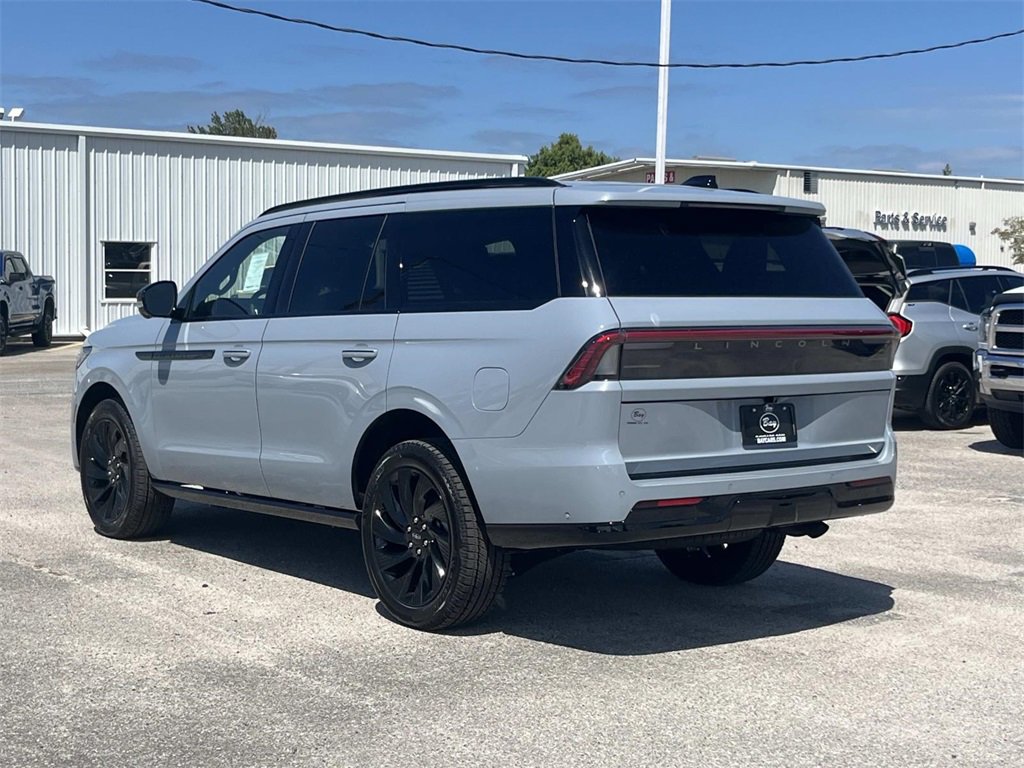 New 2025 Lincoln Navigator Reserve w/ Jet Appearance Package image 3