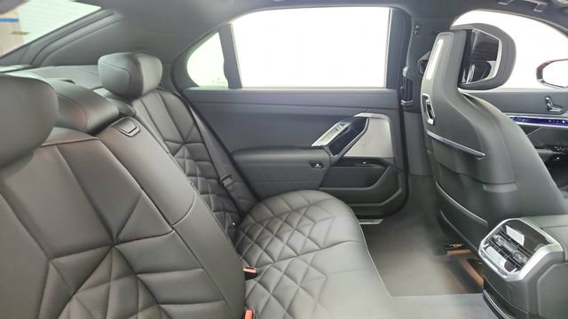 Used 2025 BMW 740i image 25