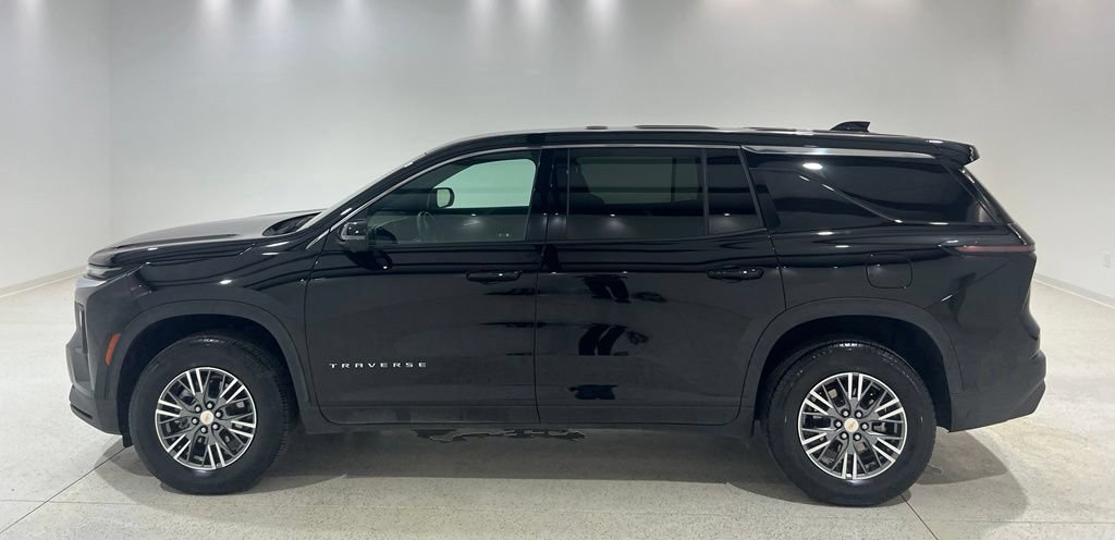 Used 2024 Chevrolet Traverse LS FWD image 2