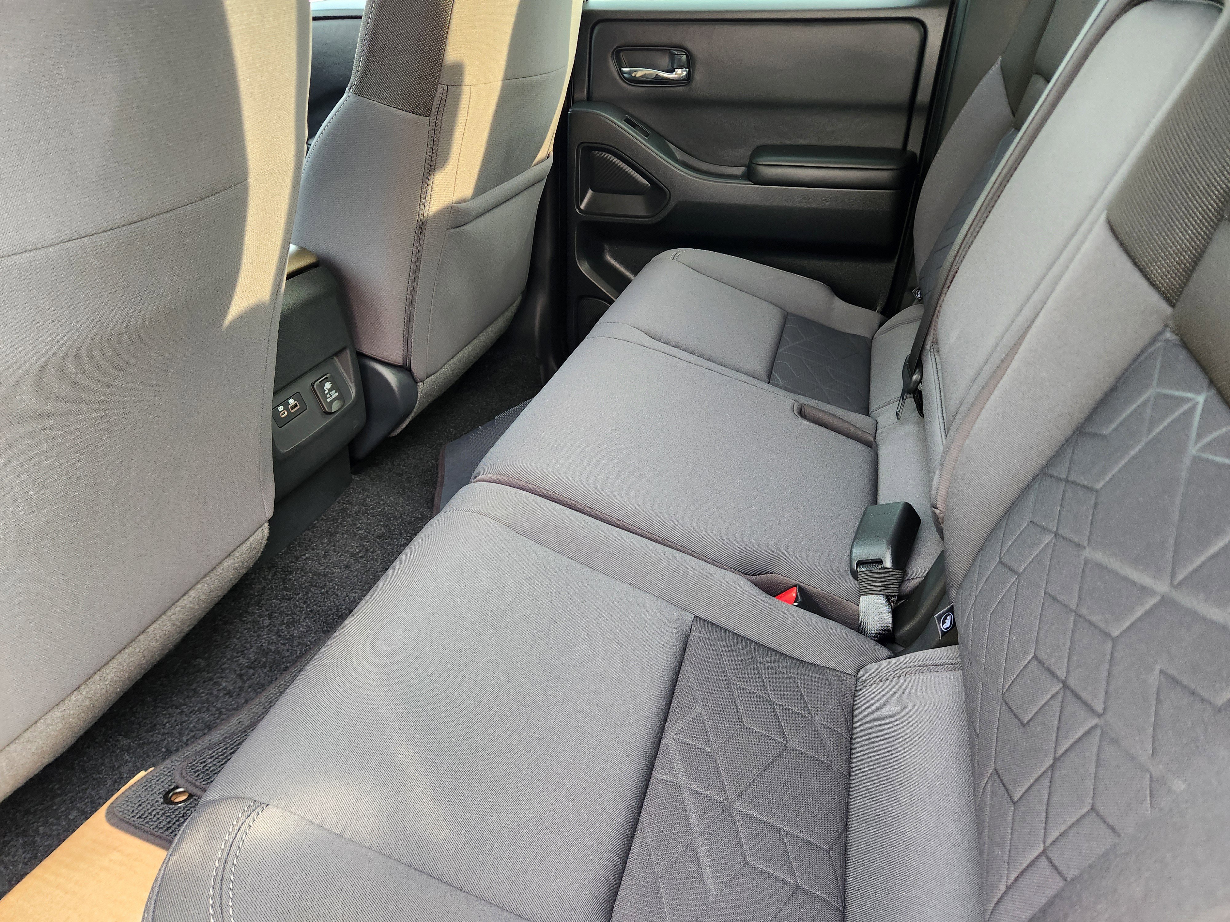 Used 2025 Nissan Frontier SV w/ SV Convenience Package image 28