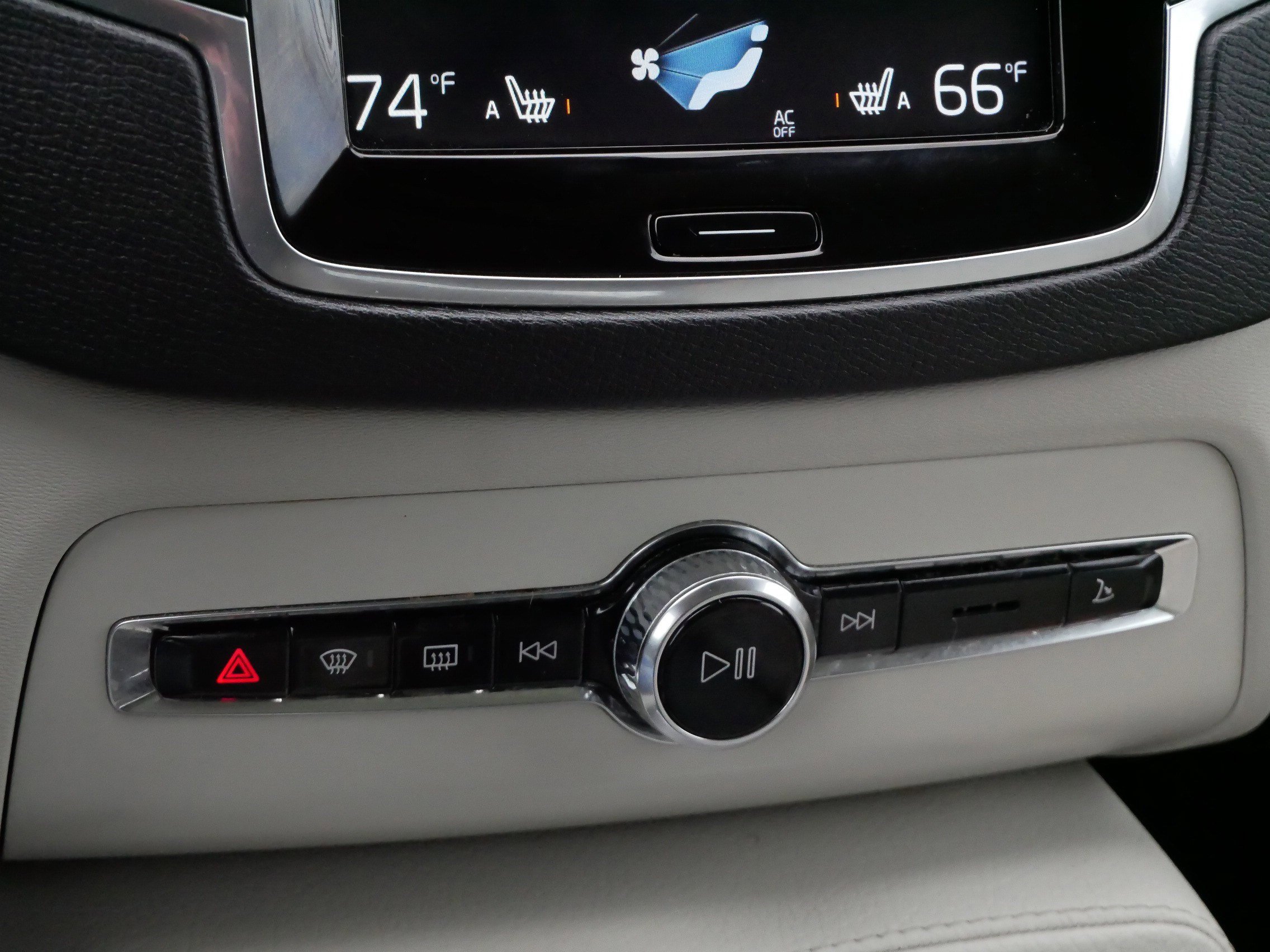 Used 2021 Volvo XC90 T5 Momentum w/ Climate Package image 23