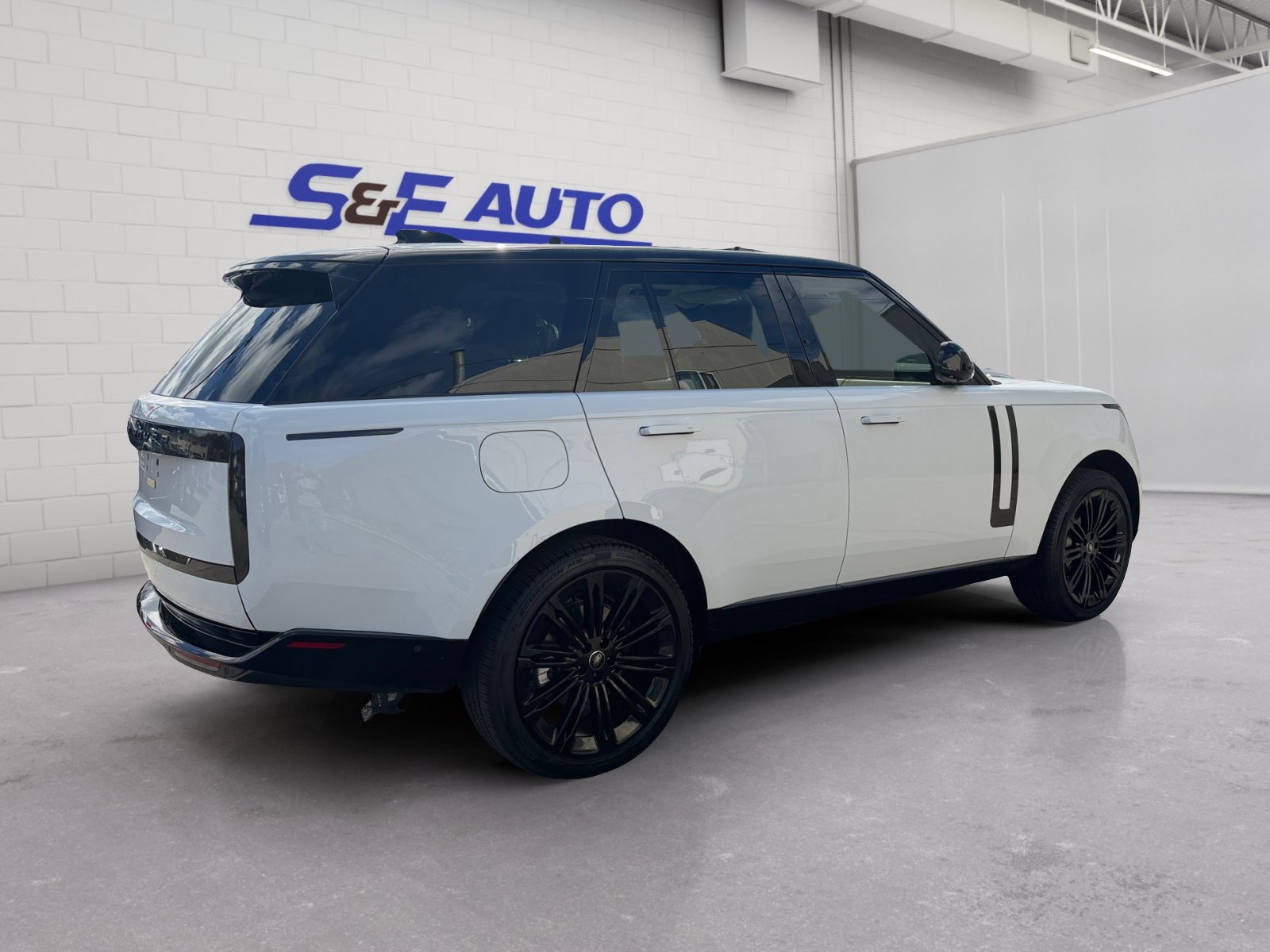 Used 2025 Land Rover Range Rover SE AWD/4WD image 4