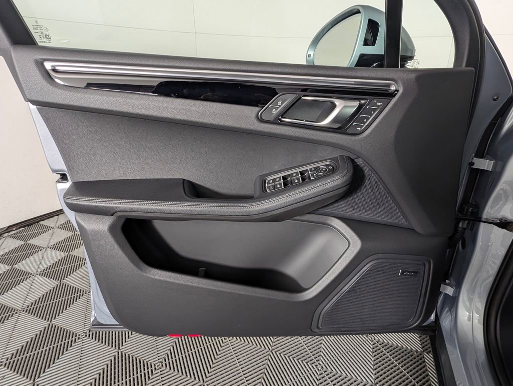New 2026 Porsche Macan image 25