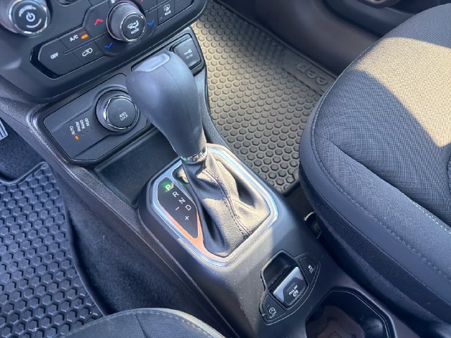 Used 2023 Jeep Renegade Latitude w/ Premium Group AWD/4WD image 24