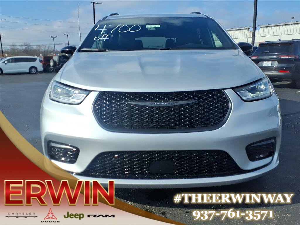 New 2026 Chrysler Pacifica Select w/ S Appearance Package image 2