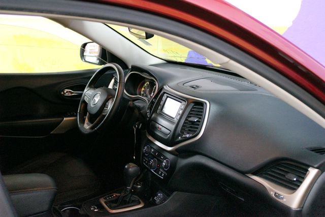 Used 2017 Jeep Cherokee Latitude w/ Cold Weather Group AWD/4WD image 12