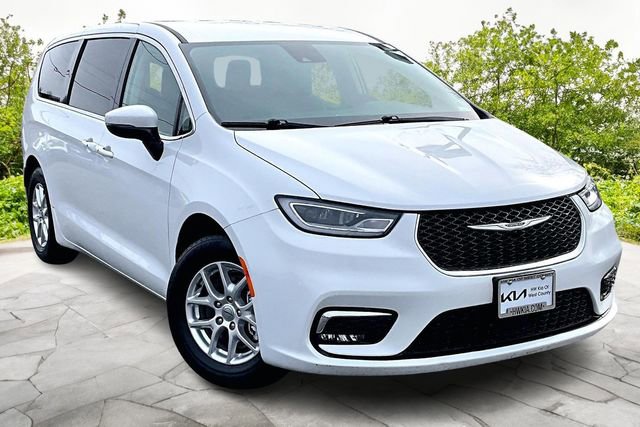 Used 2023 Chrysler Pacifica Touring-L FWD image 10