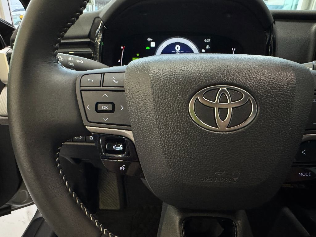 Used 2025 Toyota Camry SE image 14