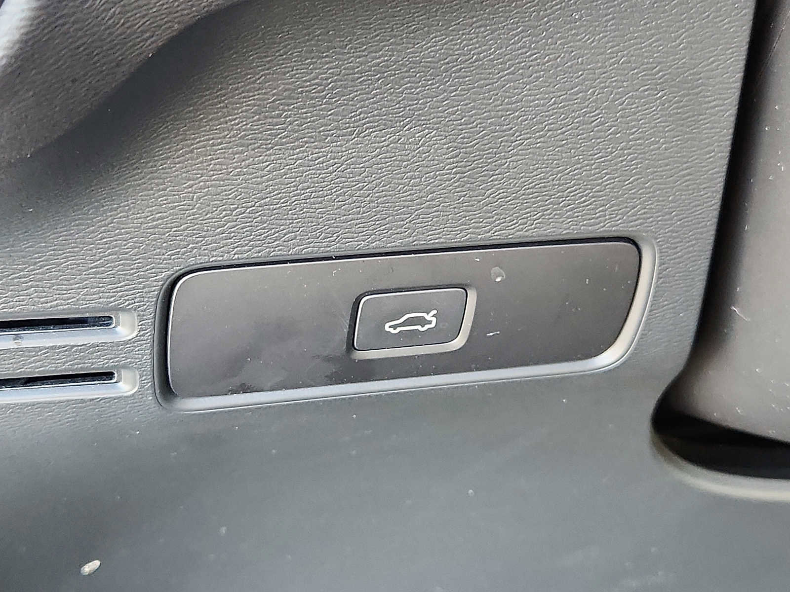 Used 2023 Volvo XC40 B4 Core FWD image 22