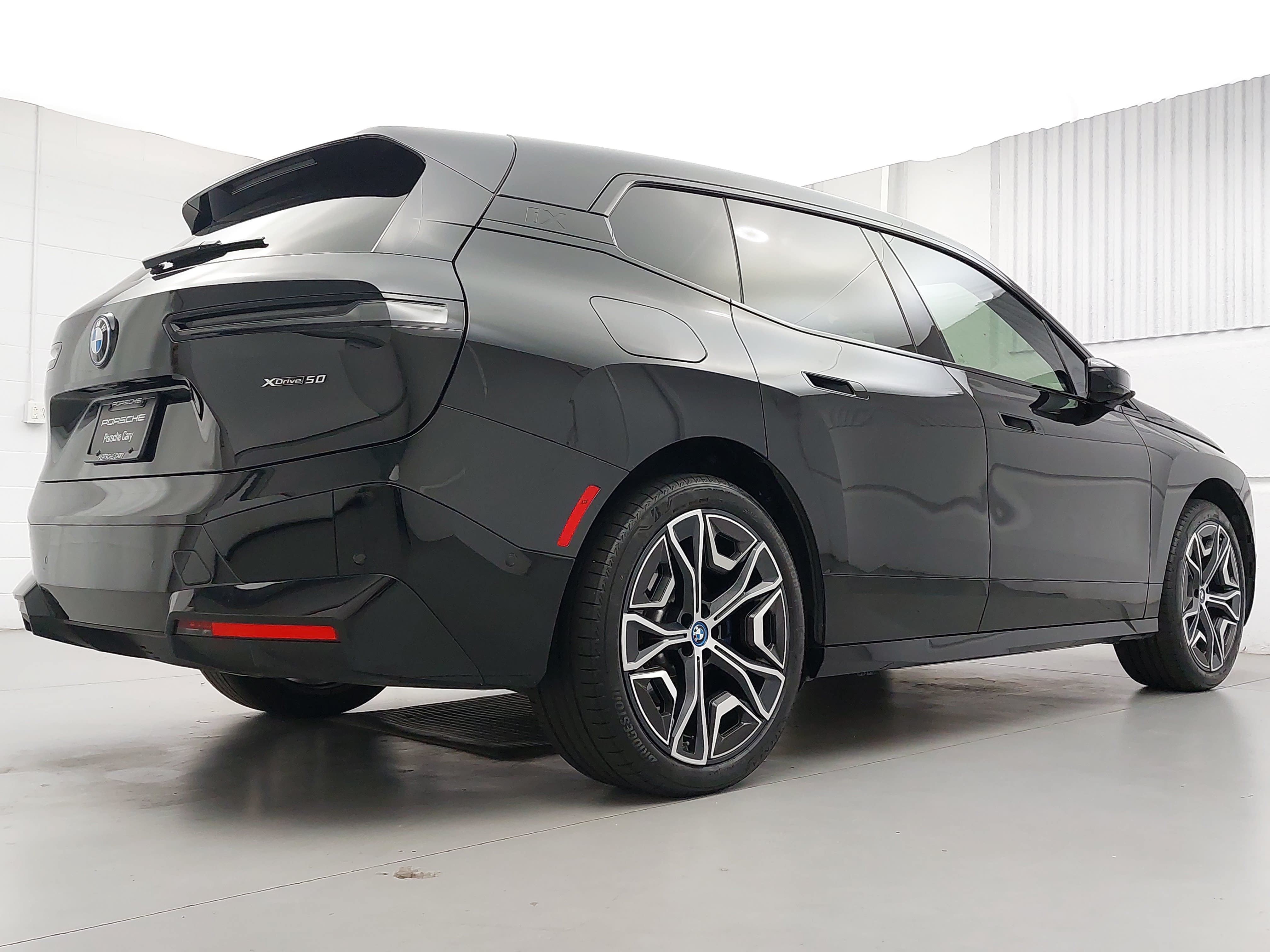 Used 2024 BMW iX xDrive50 w/ Premium Package AWD/4WD image 7
