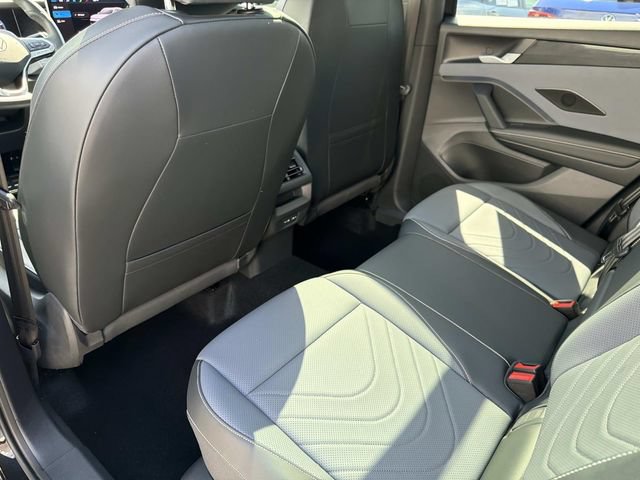 Certified 2025 Volkswagen Tiguan SE R-Line FWD image 9