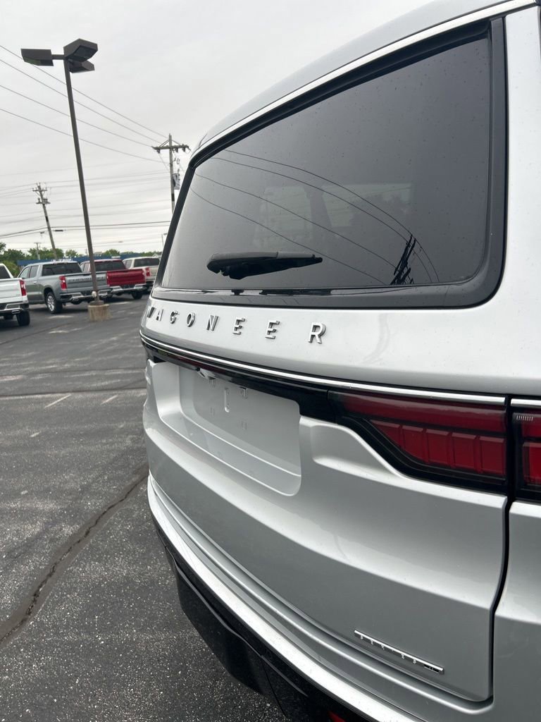Used 2024 Jeep Wagoneer L Series II w/ Flexible Seating Group AWD/4WD image 17