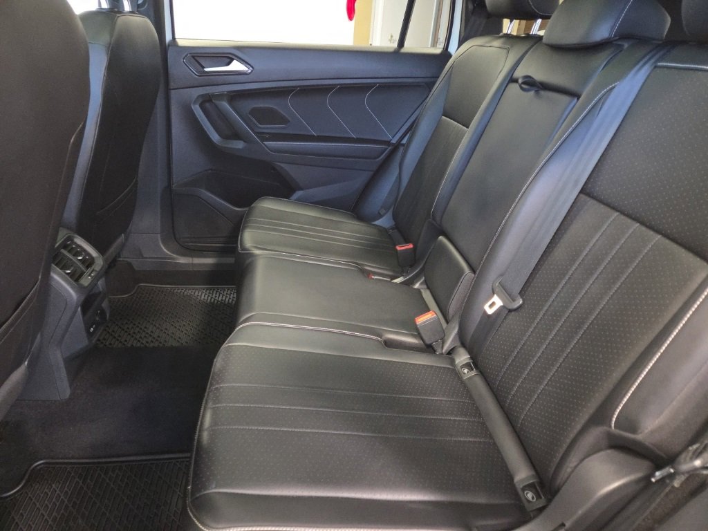 Used 2022 Volkswagen Tiguan SE R-Line image 14
